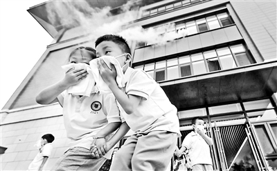 北京二中经开区学校开学第一课开展消防演练 摄影/本报记者 付丁