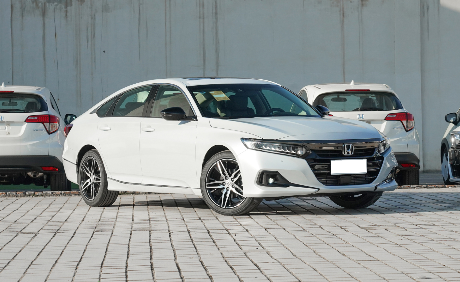 本田新款雅阁到店实拍换装五星轮毂熏黑尾翼配全新悬浮大屏