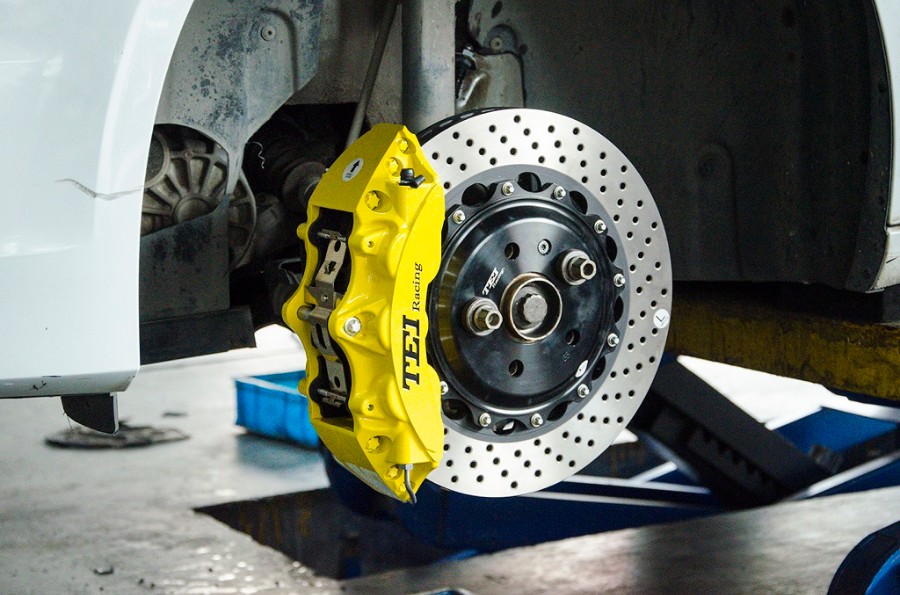 奥迪改装刹车案例/奥迪a3前轮刹车改装tei racing六活塞卡钳套件