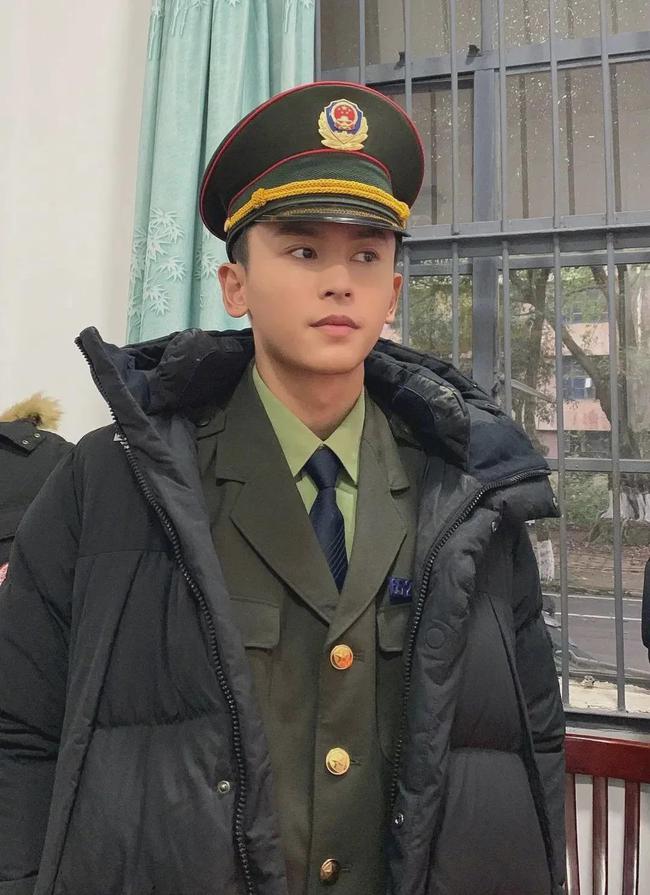 这是变形记吗演技富人张哲瀚从肌肉战狼到这剧变成娇弱美男