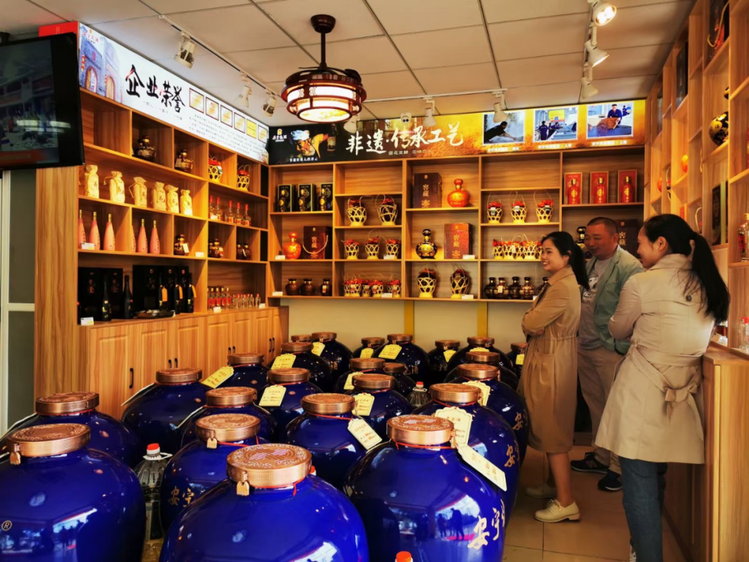 细观不难发现,在白酒产区宜宾扎根的安宁烧酒,连锁专卖店加盟在全国