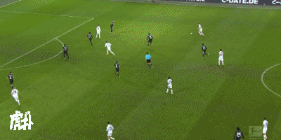 Posteriormente, o árbitro, após ser lembrado pela VAR, indicou que o gol era inválido porque Werner havia faltado no handebol anteriormente
.