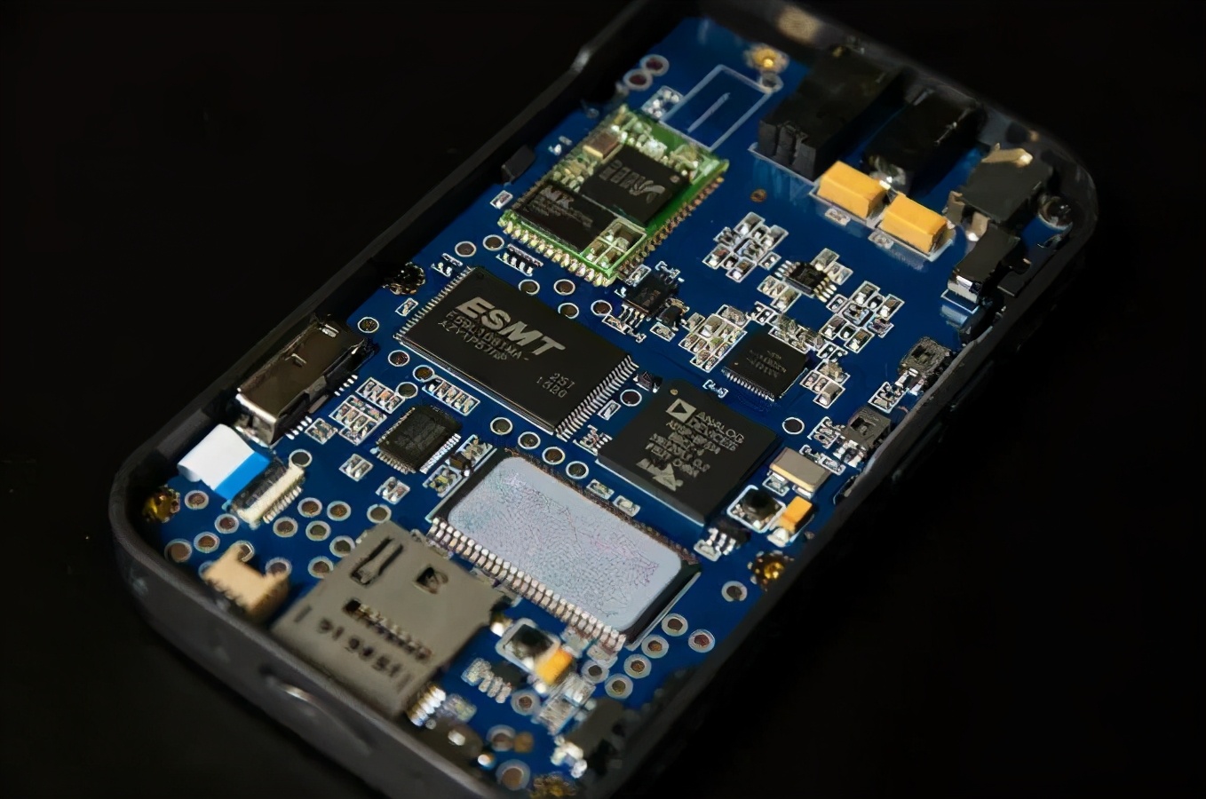 下图可以很清晰看到两个主要芯片,一片是ad的adsp-bf514,这是一片嵌入