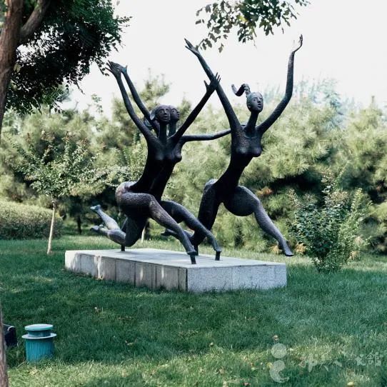 日本真冈市雕塑《青春》