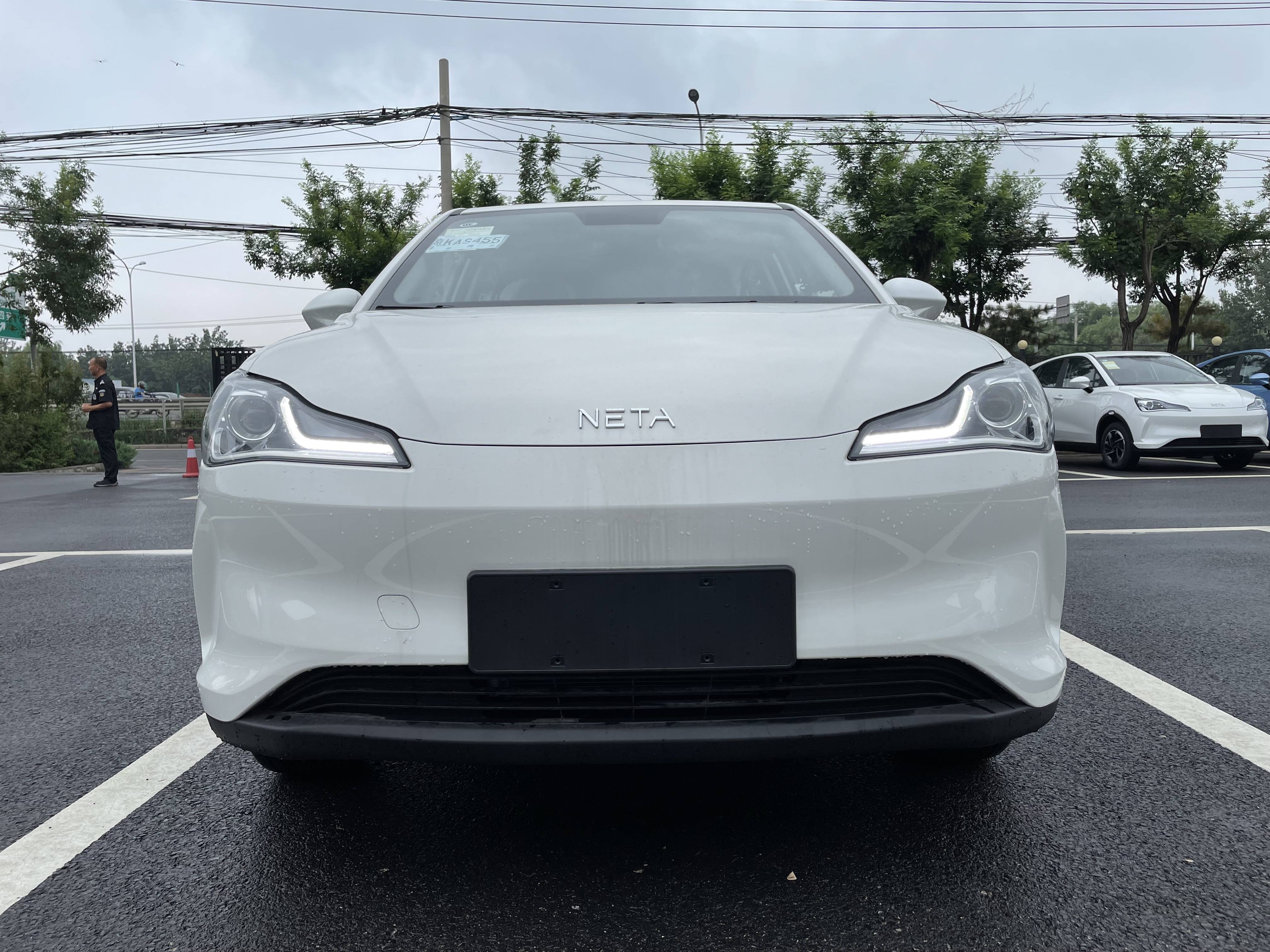 在外观方面,哪吒v采用海豚流线低风阻造型,从侧面看,整车比例设计得