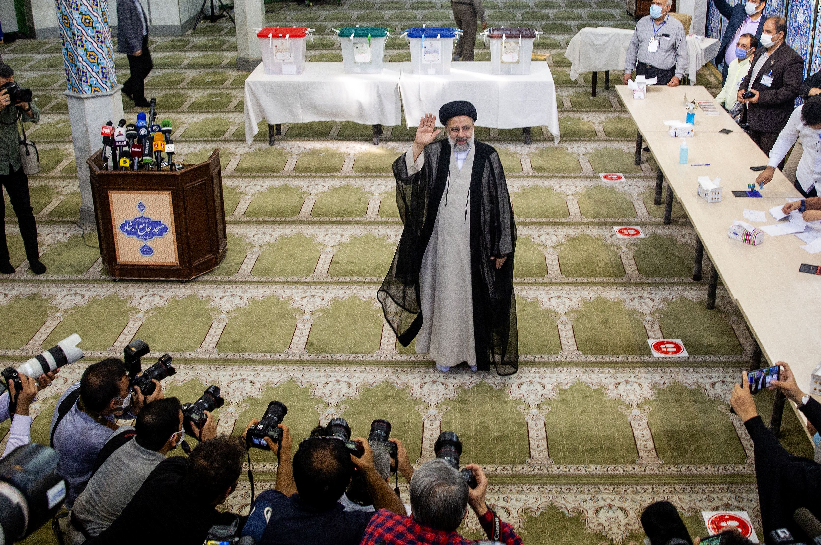 6月18日，伊朗总统候选人易卜拉欣·莱希在德黑兰的一个投票站投票后向媒体致意。新华社发（艾哈迈德·哈拉比萨斯摄）