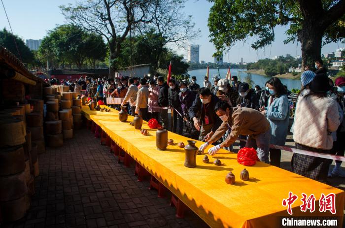 图为活动现场,刚出窑的坭兴陶吸引民众关注。 翟李强 摄