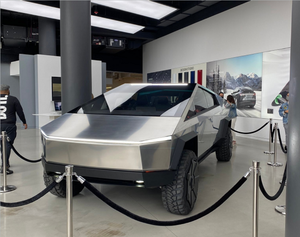 特斯拉cybertruck到店 赛博朋克风格 外观十分炫酷