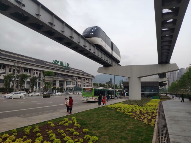 据悉,云巴具有转弯半径小(最小半径仅为15米),爬坡