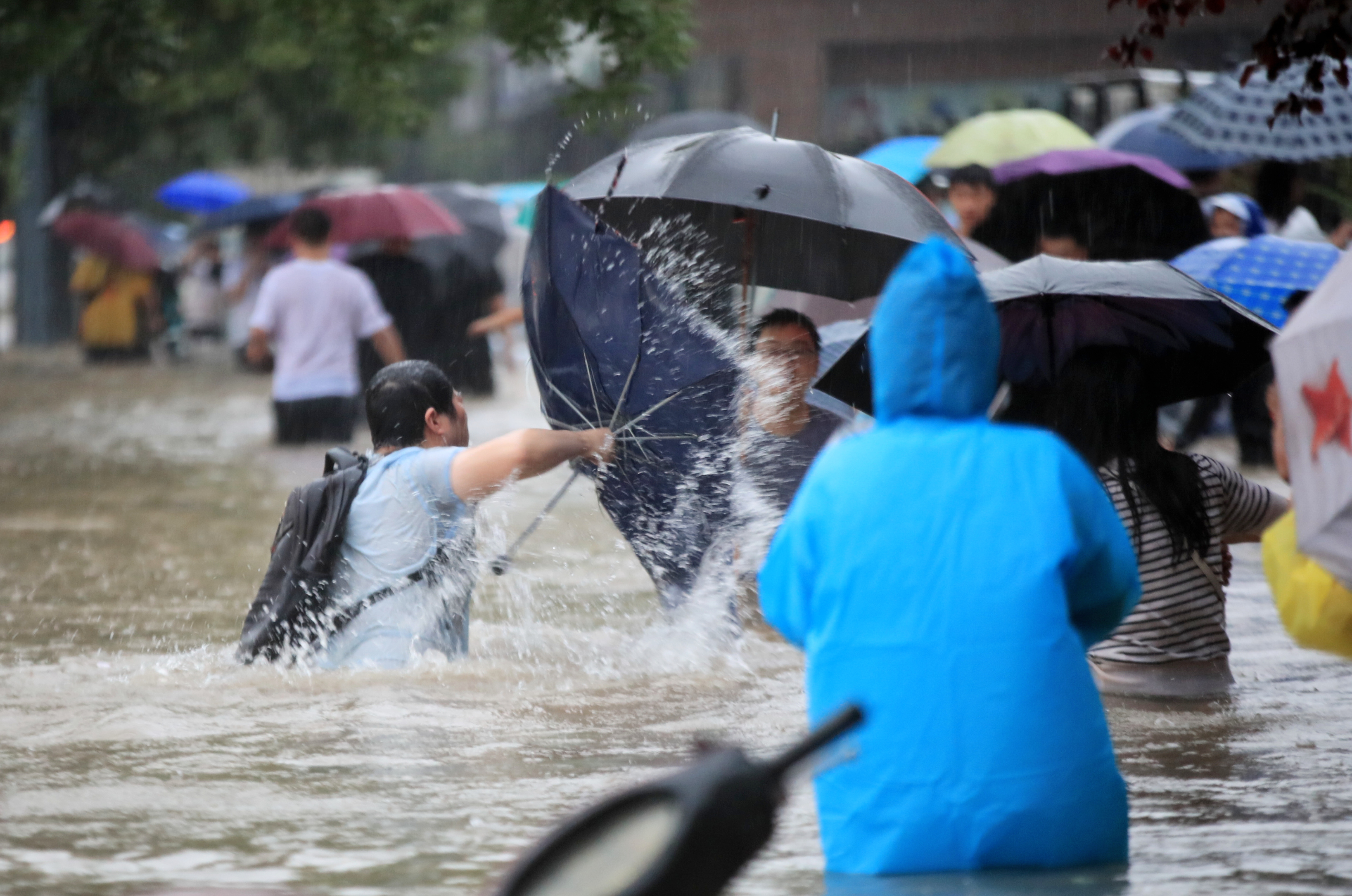 2021年7月20日,郑州遭遇持续强降雨.人民视觉 图