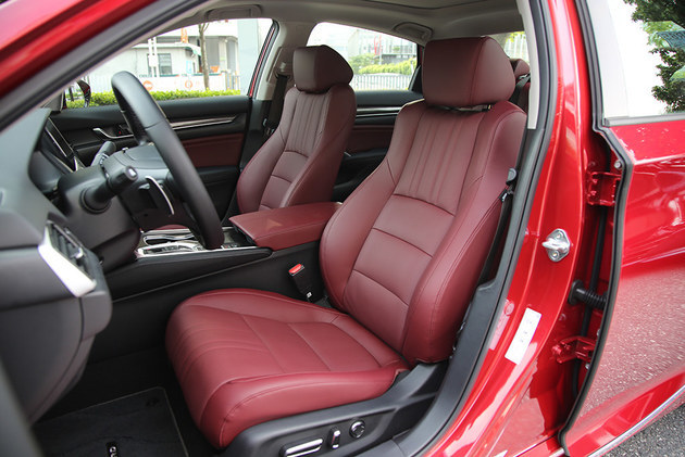 全新的红色内饰是新款雅阁车内的一大亮点,毕竟相比于此前的纯黑和黑