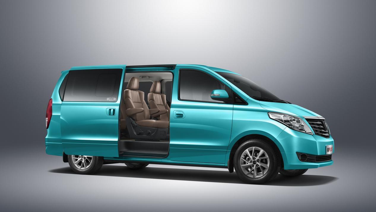 菱智plus旅行版车型沿用了之前风行cm7的经典造型,棱角分明的格栅造型