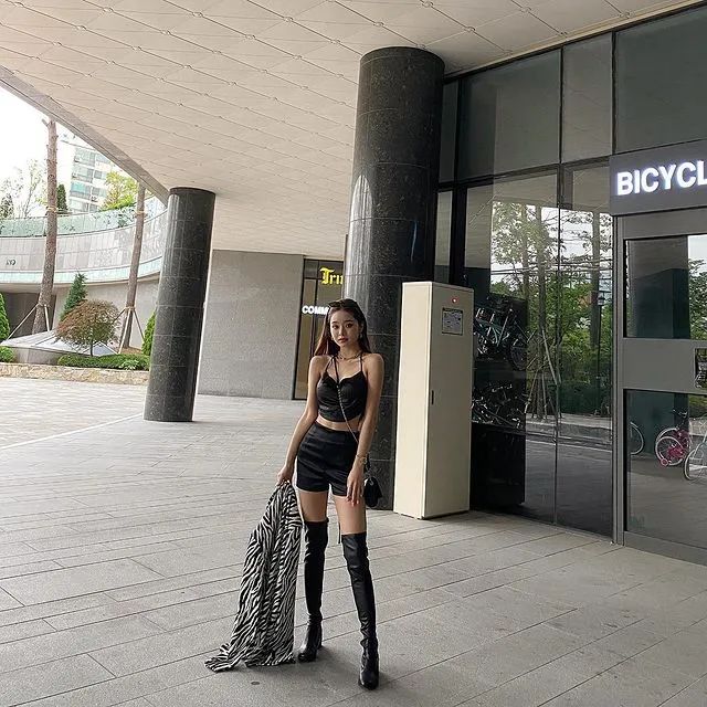 "假jennie"圈粉44w?人间芭比的颜值,53cm的蚂蚁腰:是人间尤物吧