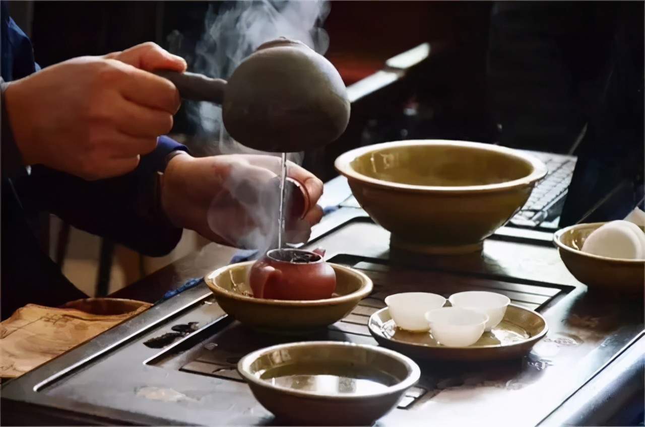 一个茶船,上面摆着三只质薄如纸的蛋壳杯,静待水沸,像喝酒一样喝茶