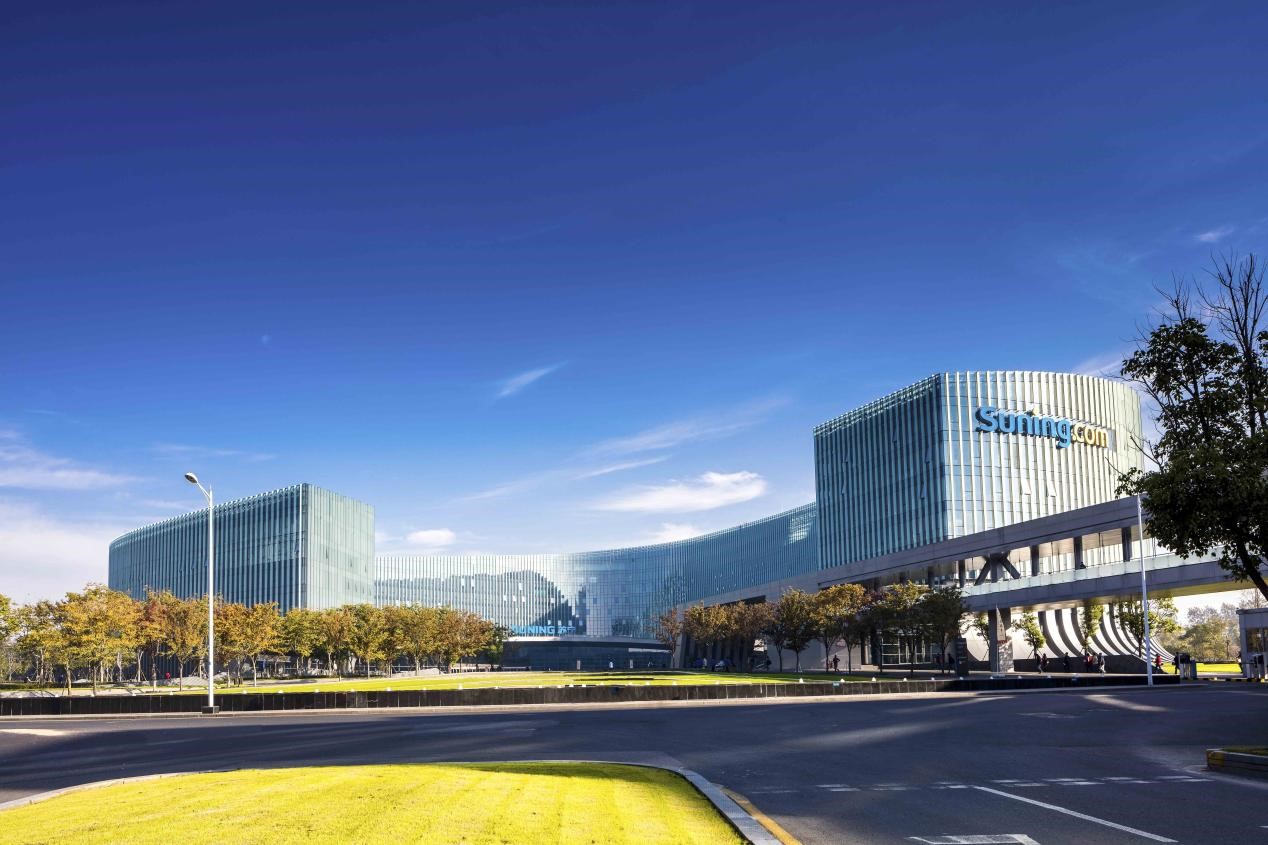 (图:苏宁易购总部大楼)获得国资加持后,苏宁继续在减负瘦身,聚焦零售