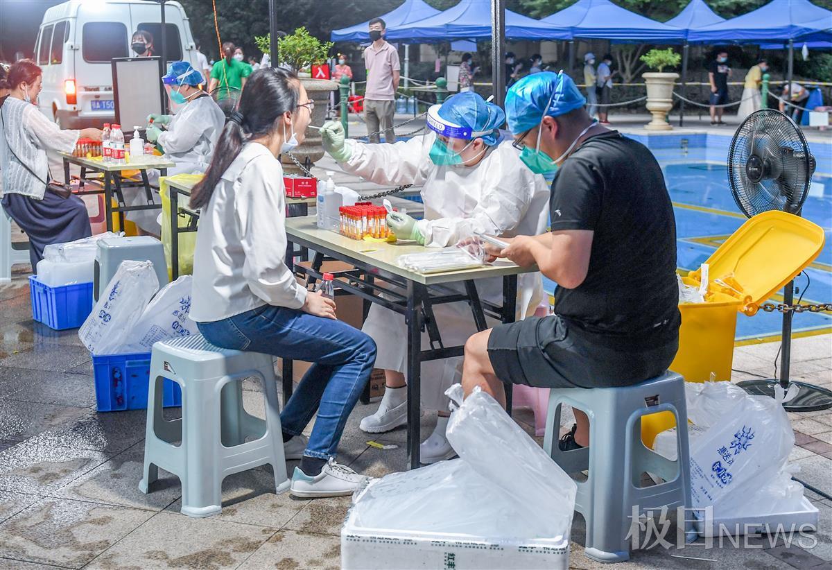 市民顶烈日排队做核酸检测爱心企业送冰块解暑