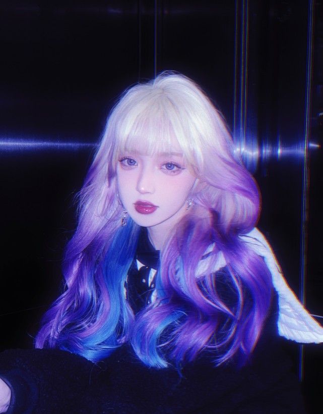 机智张穿男友衣服硬凹霸总人设变油腻,头发毛糙被吐槽