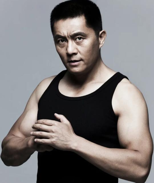 57岁常戎近况落魄,满脸皱纹住所简陋,兄弟迟志强开豪车穿高奢_品推