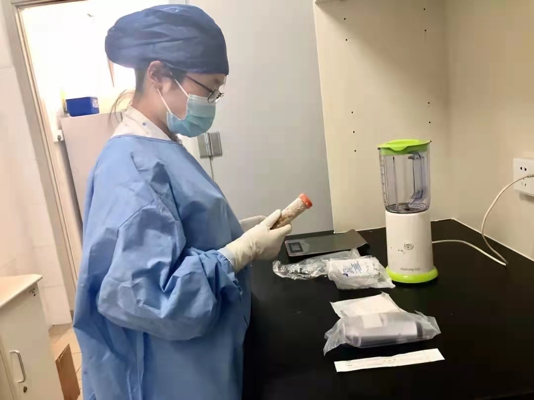 在上海市儿童医院，目前有4名自闭症伴消化道症状的患儿正在尝试用粪菌移植治疗，他们通过口服粪菌胶囊来完成这一治疗。 受访者供图