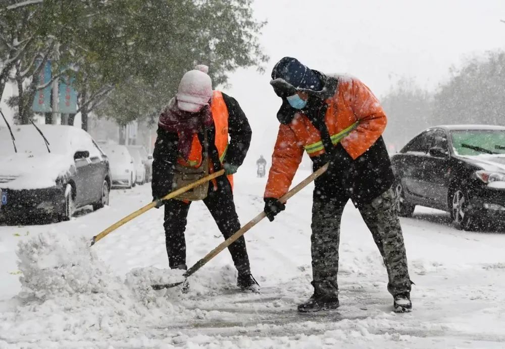 ▲11月7日，辽宁省朝阳市迎来大到暴雪天气，朝阳环境集团机扫公司清扫员在清理道路积雪。（仇一军/人民图片）