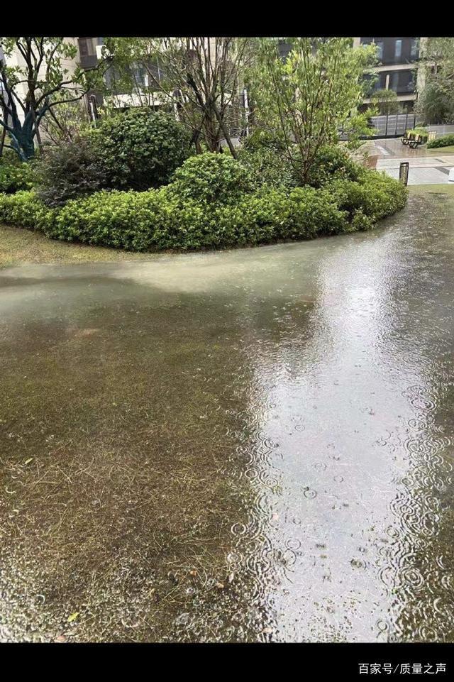 奉化华鸿国樾府交付半年左右,一到下雨天小区公共区域"大水池",大部分