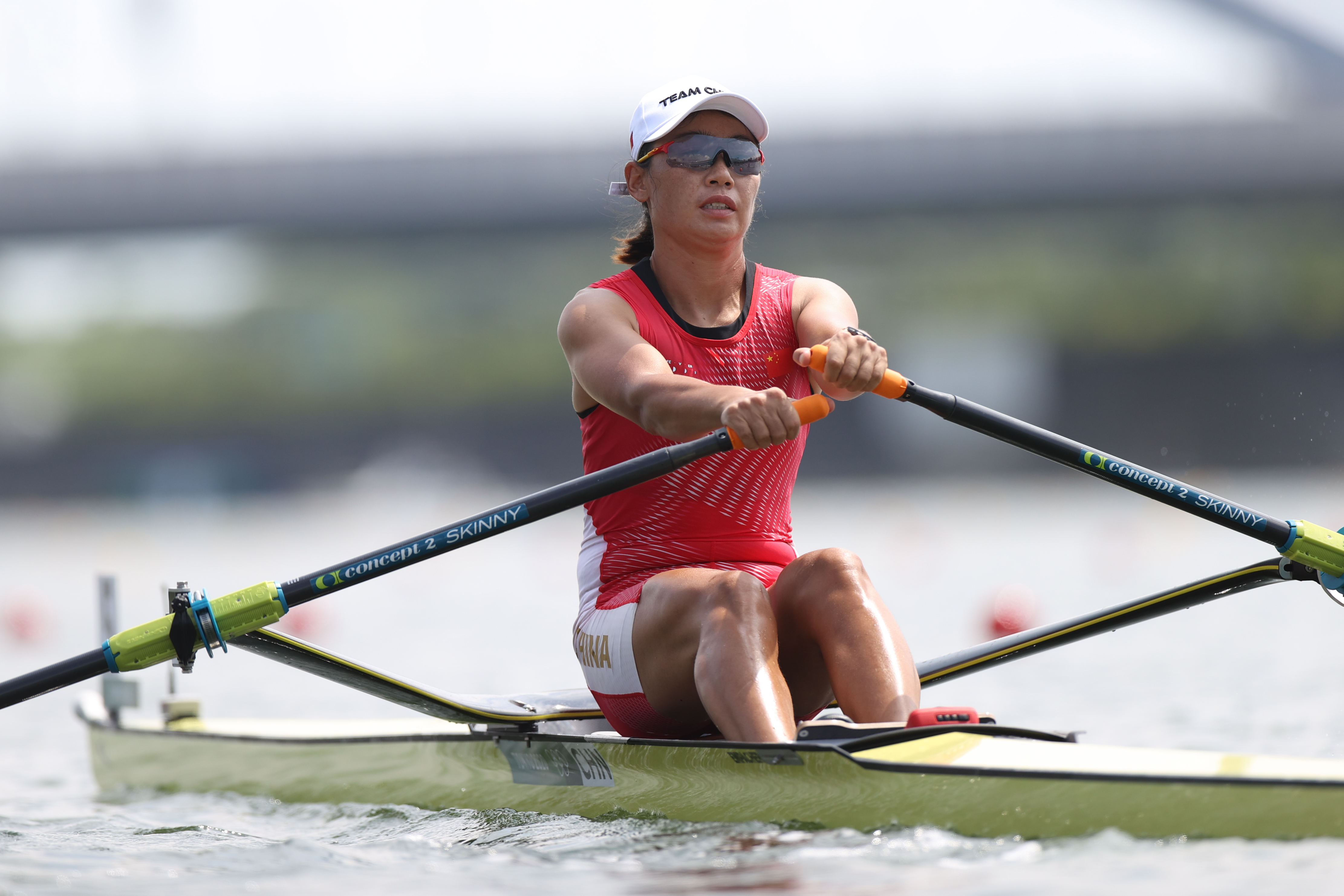 7月23日,中国队选手江燕在女子单人双桨预赛中新华社记者郑焕松摄