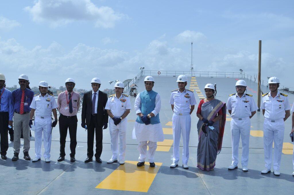 印度国防部长在科钦造船厂登上“维克兰特”号航母