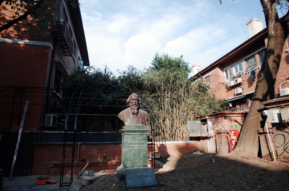 一座泰戈尔铜像,矗立在南昌路和茂名路路口的小广场上。