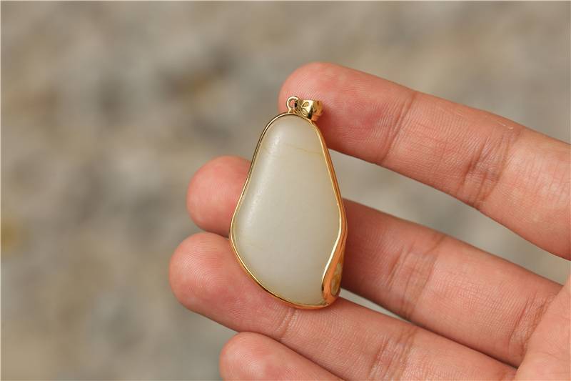 和田玉籽料里有一种很贵也很美的金包玉