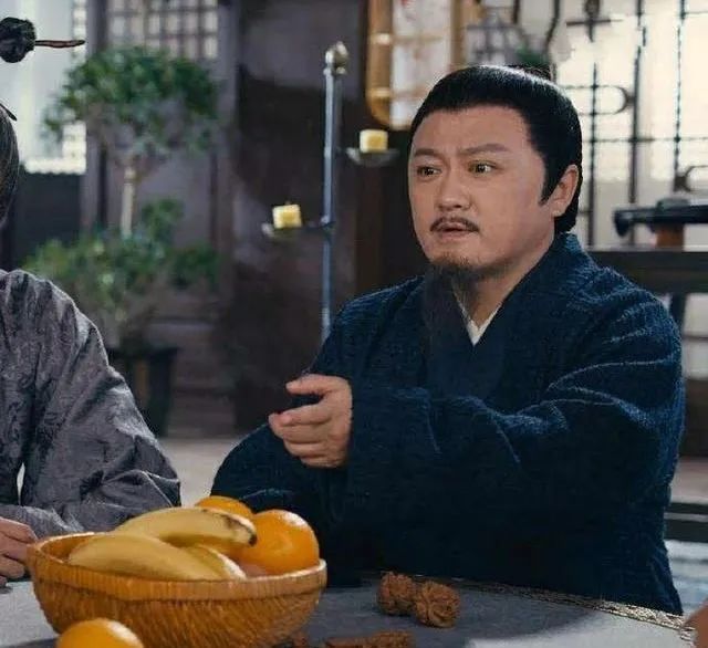 《传闻中的陈芊芊》中薛亦伦饰演话本先生