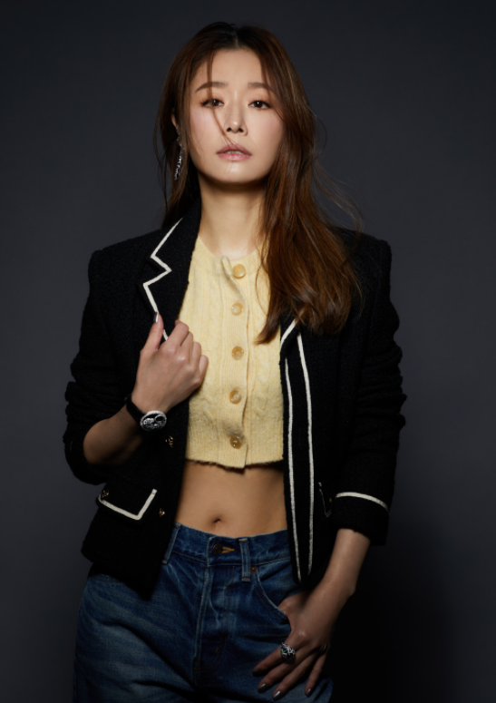 林心如罕见炫腹肌 穿短上衣露出一截腰 腹部凹出两条肌肉线 凤凰网