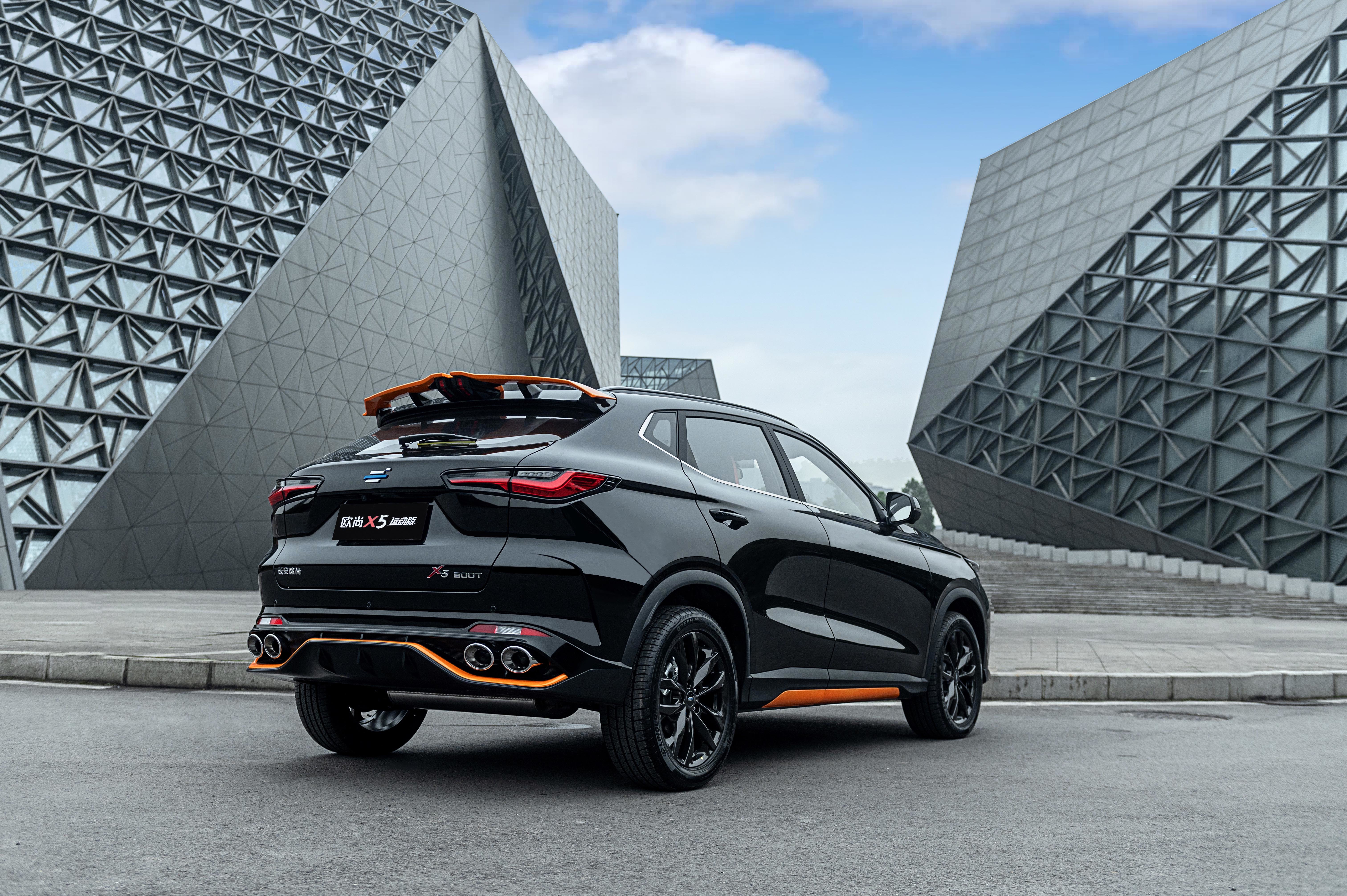 内饰方面,长安欧尚x5运动版基于觉醒橙打造出橙色风暴运动氛围座舱,在