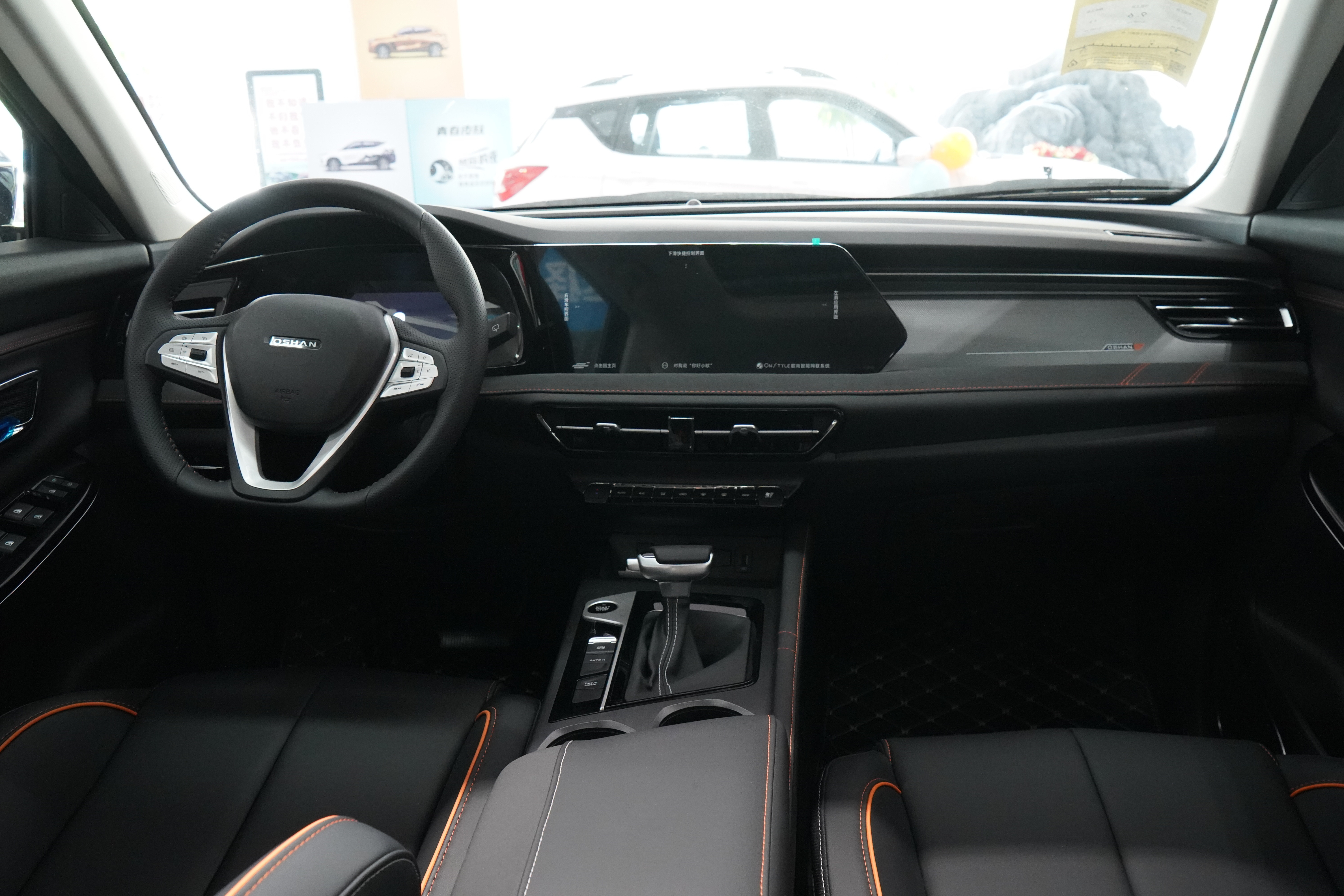 到店实拍长安欧尚x7plus,智能配置令人大感惊喜!_凤凰网汽车_凤凰网