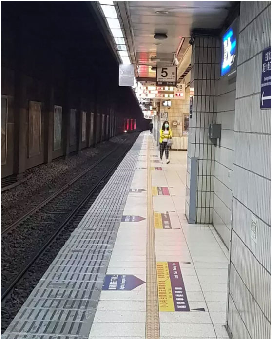 疫情升温,周一上班日,上班高峰时间,台铁月台人潮锐减。图自“联合新闻网”