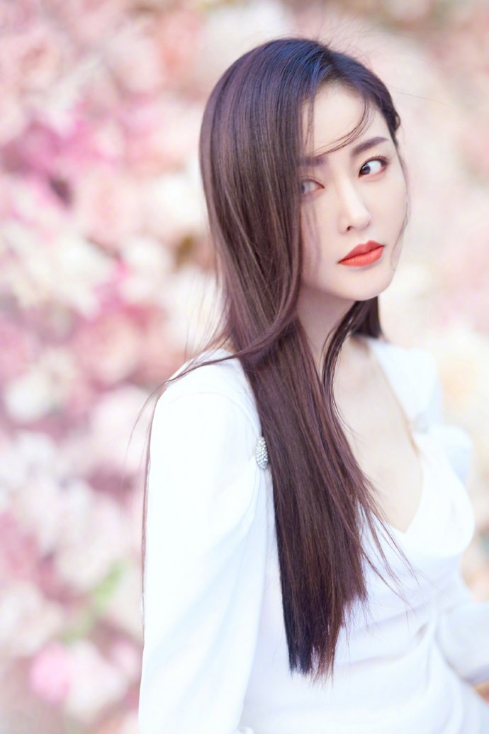 女明星的好身材想瞒都瞒不住,张天爱的蜂腰细腿,是遮不住的锋芒
