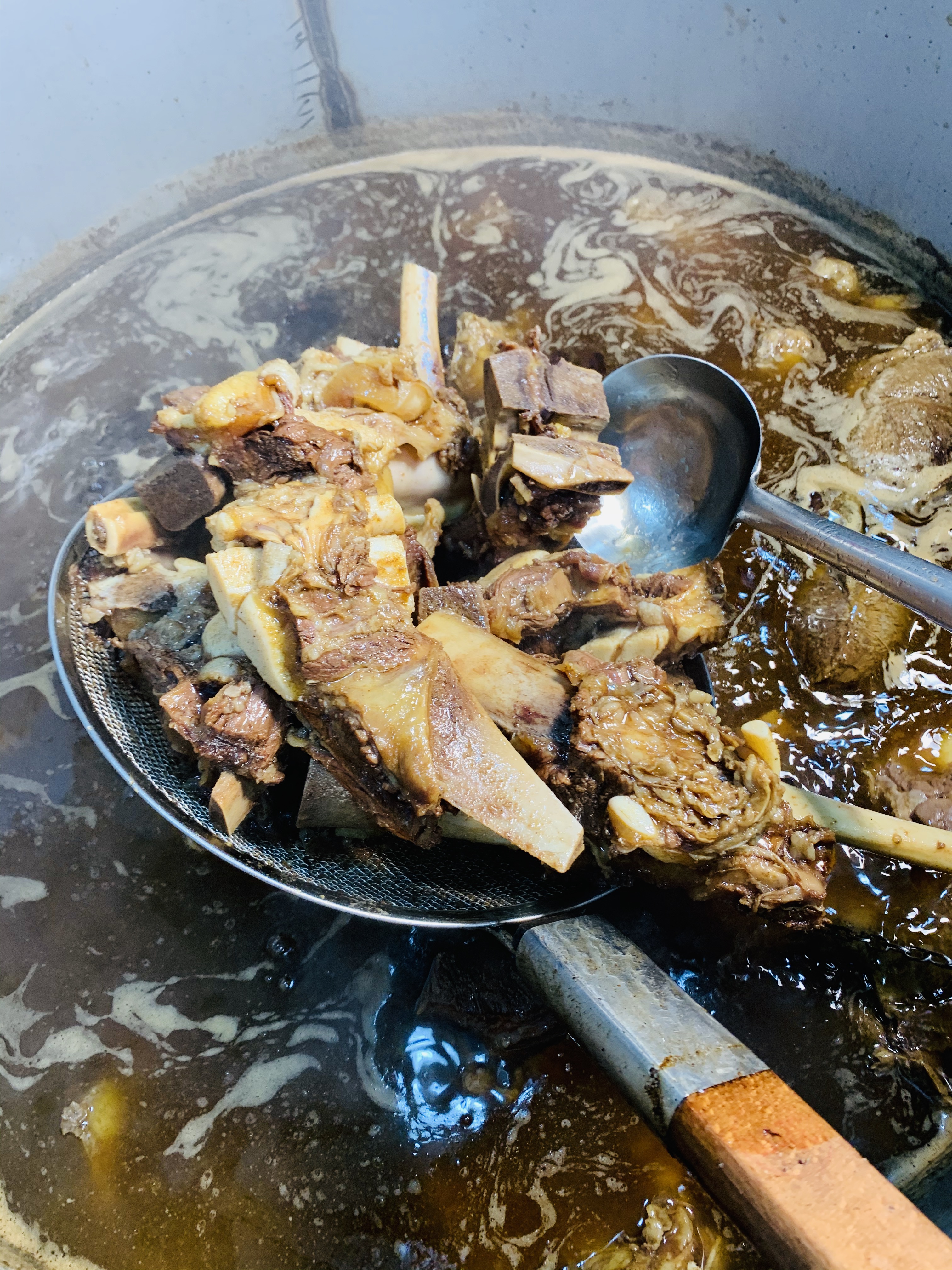 区珠海南胡同与金川街交叉口南50米一大锅的牛骨熬制的汤底又鲜又补