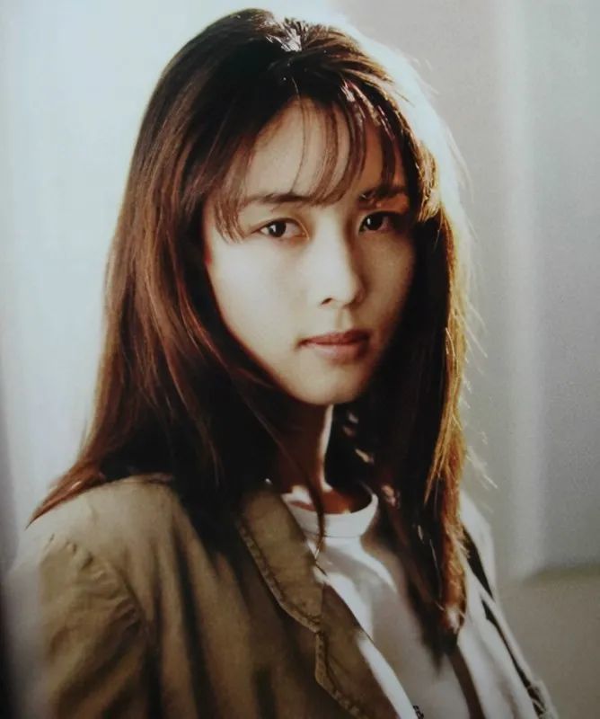 以坂井泉水为中心组成的乐队"zard",在1991年发行了单曲《good-bye my