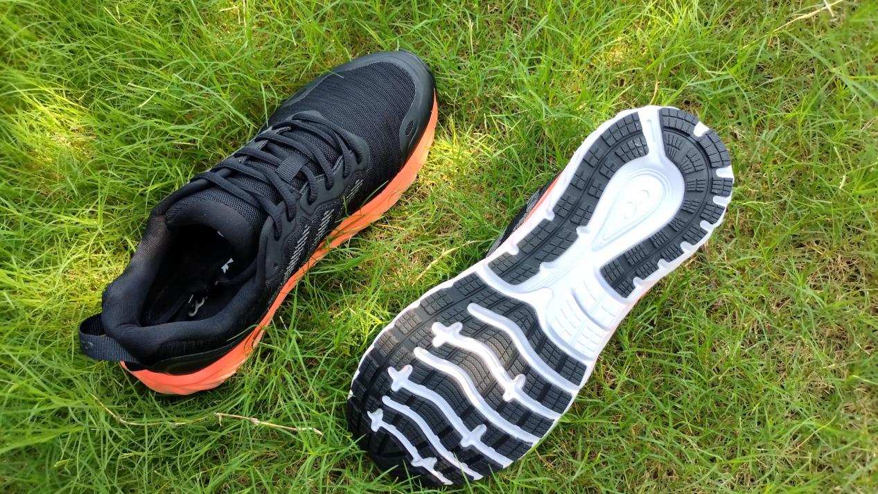 花纹"鞋底设计,大幅度提升抓地力,在沙石路如履平地,在下雨天稳固防滑