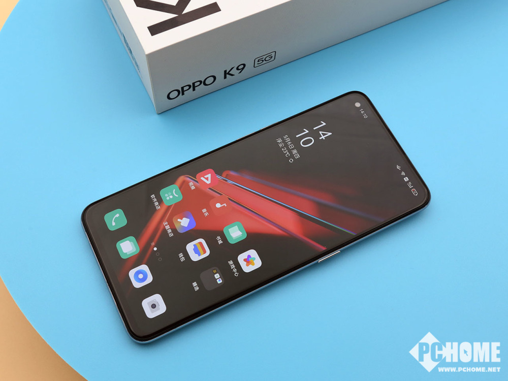 oppo k9采用的是直屏设计,两侧与上边框为一致性的宽度设计,下边框的