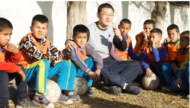 孙继海和新疆足球少年在一起。 图片来源：未来君 新疆雪域未来公众号