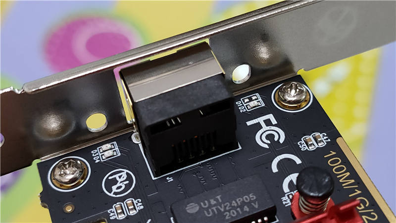 5g有线网卡,在挡板部分仅设有一枚八芯接口的rj45网口,同时在网口两侧