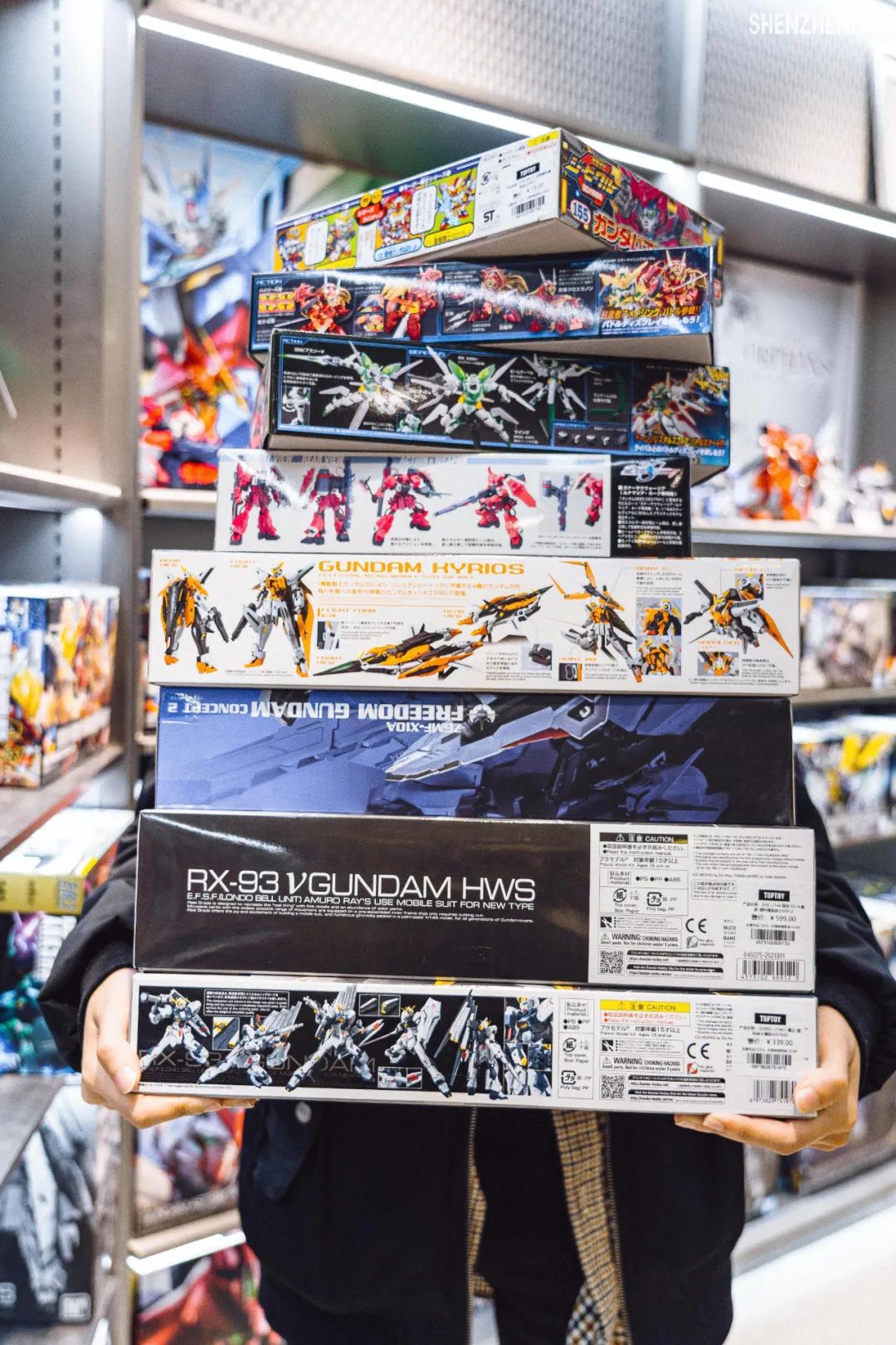 店内有一整面高达模型墙,除了高达迷心中绕不开的rx-78-2元祖,sd,mg