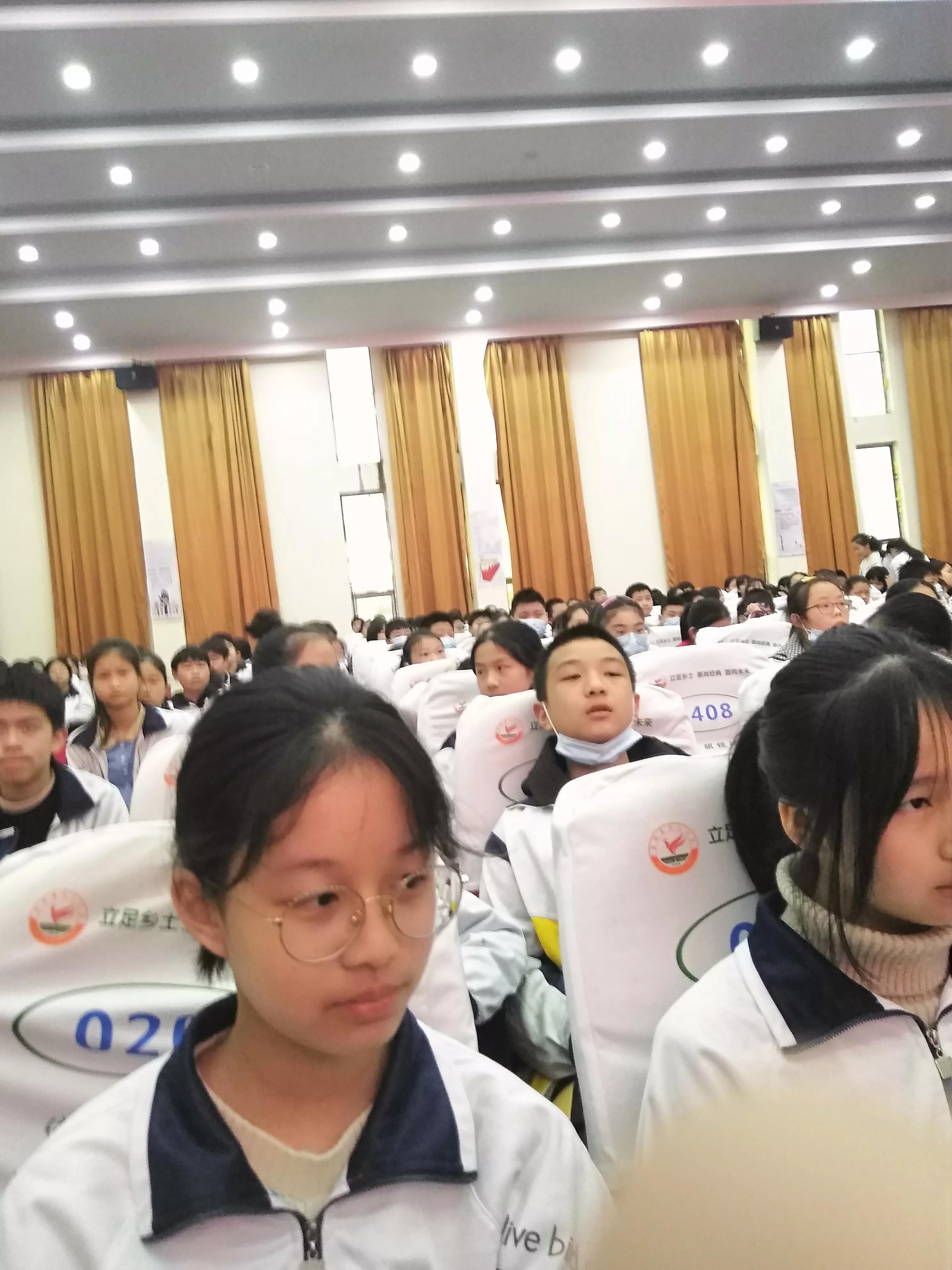 尺八籍天文学家周旭: 科普报告激励学子