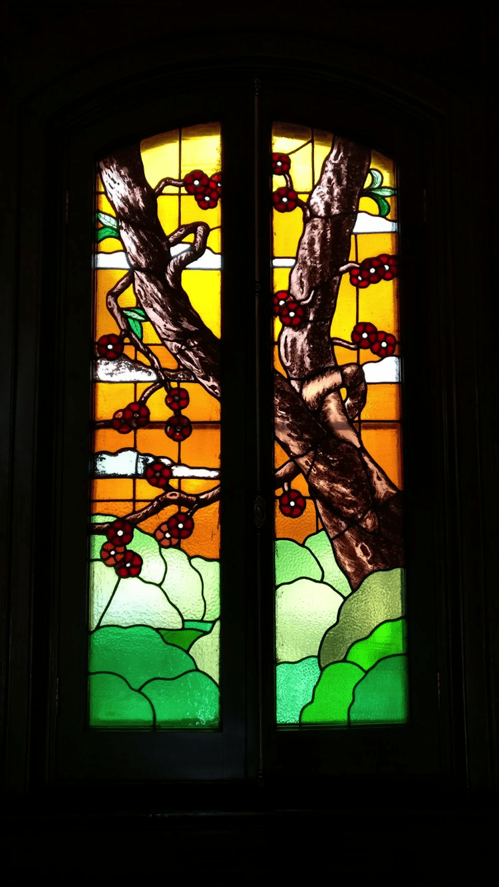 深红色的地板、欧式风情的地毯、漂亮的彩绘玻璃,都散发着浪漫而又复古的味道。