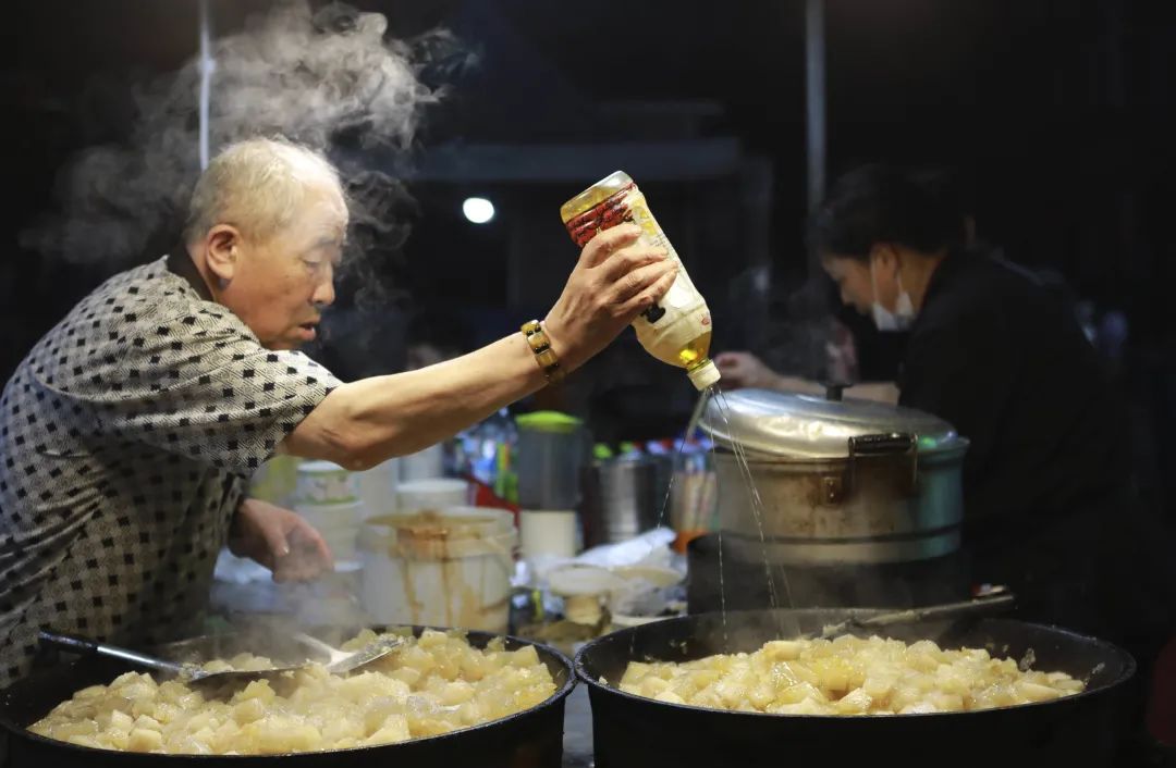 ▲在丹东的夜市可以吃到各种口味的焖子