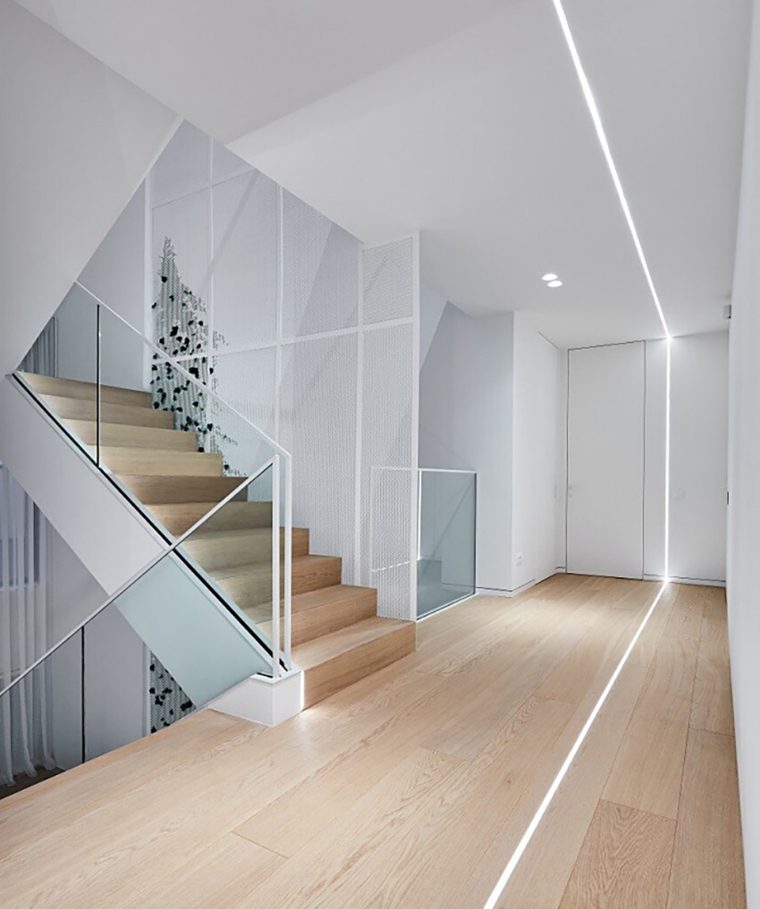 380㎡自然湖光住宅,日光天井楼梯设计,阐述永恒美学