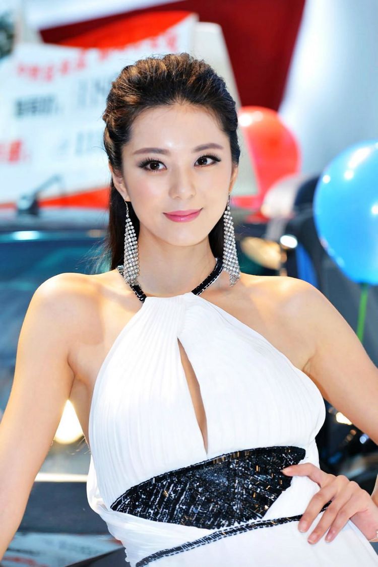 现在的艾尚真也已经32岁了,年纪越来越大了,但她的魅力却丝毫不减