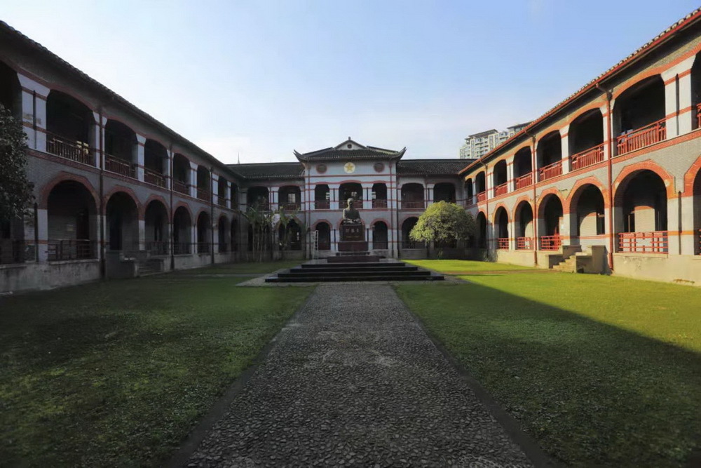 韬奋楼中庭有一座邹韬奋半身像