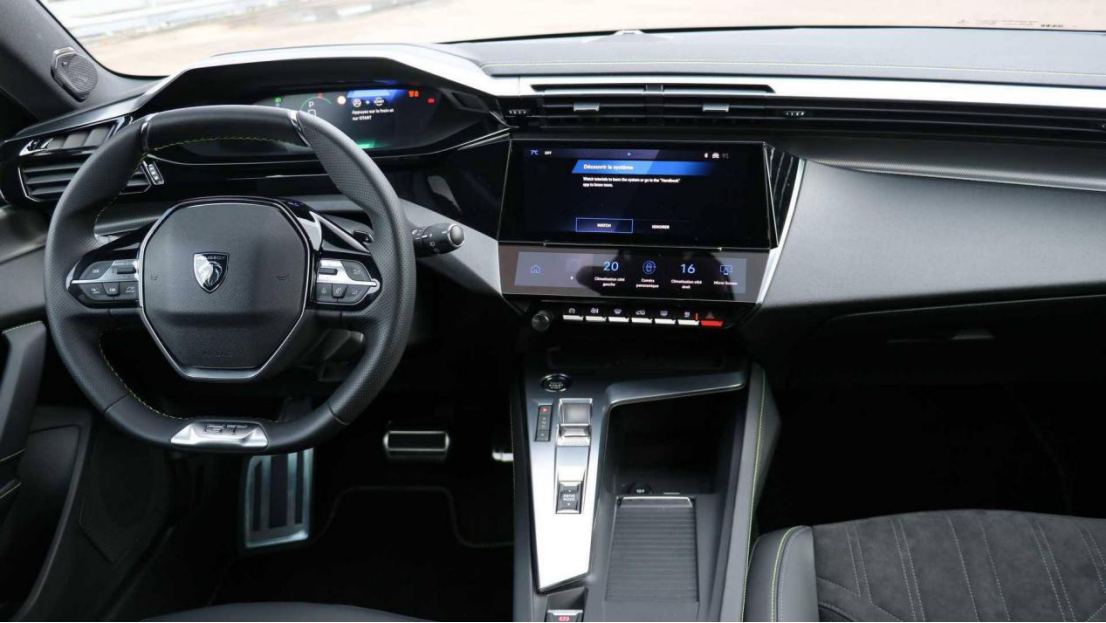 全新308内饰的改变倒没有太激进,虽然整体布局在此前的标致车型上已经