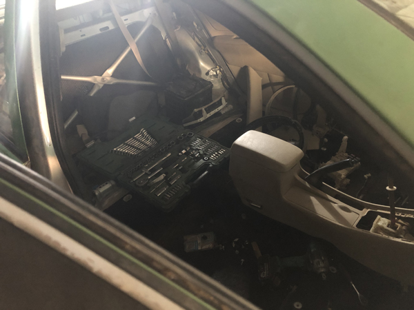 老杨车内的车座已被拆卸。